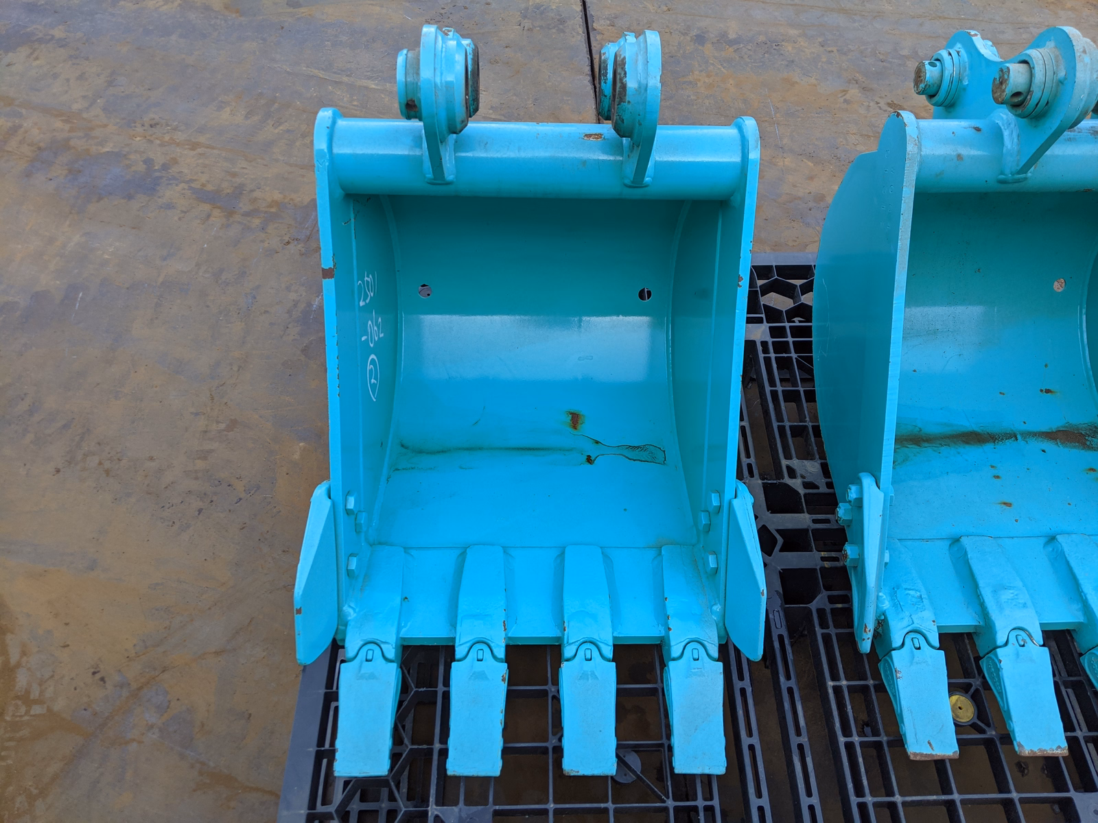 Used Construction Machine Used KOBELCO Bucket Standard bucket SK30 Standard bucket Photos