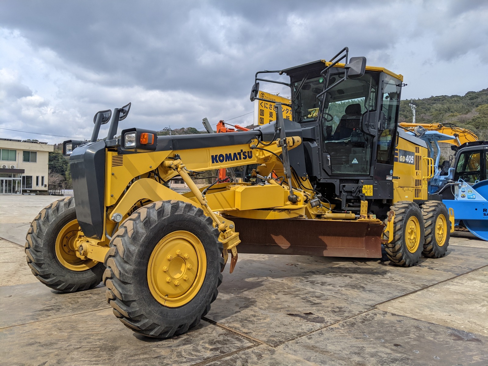 中古建設機械 中古 コマツ KOMATSU ブルドーザ  GD405-7